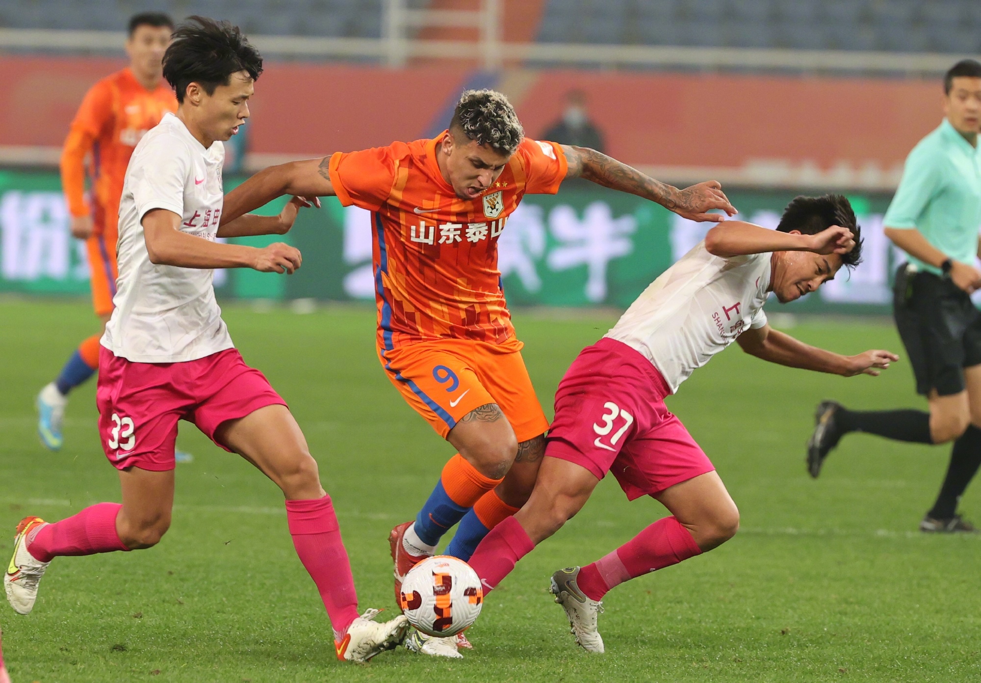 包含上海申花发布备战花絮，集结日防线松动，欧篮联任务艰巨，临场指挥获称赞的词条